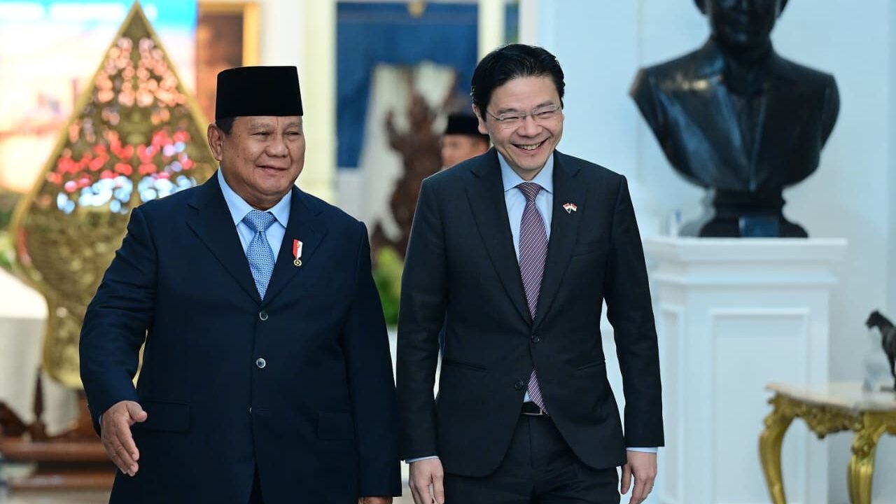 Indonesian President Prabowo Subianto welcomed Prime Minister Lawrence Wong at the Merdeka Palace. (BPMI Setpres/ Muchlis Jr).