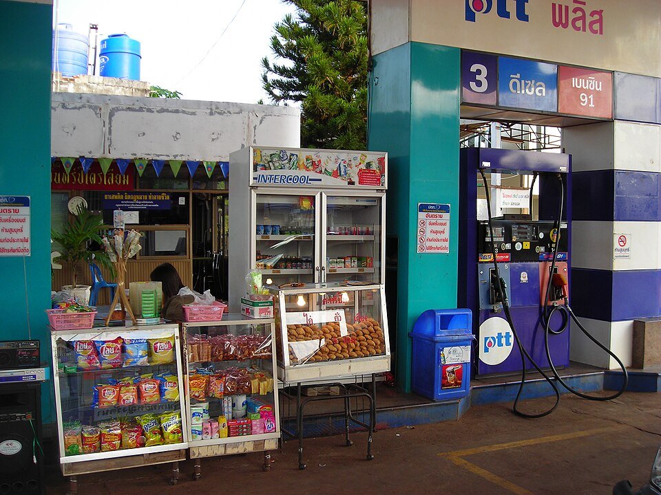 A gas station with a small roadside shop in the Isan region of Thailand. (Wikimedia/Mattes)