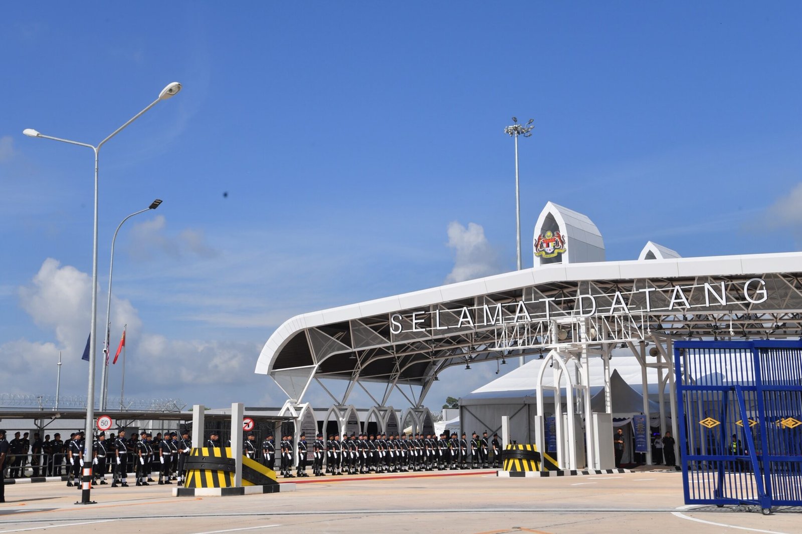Newly opened road linking the Sadao Customs House in Songkhla Province with the Bukit Kayu Hitam checkpoint in Kedah, Malaysia. (Tourism Authority of Thailand)