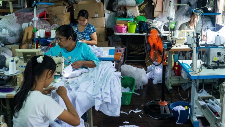 Garment workers in Myanmar. (World Bank/Zaw Win Naing)