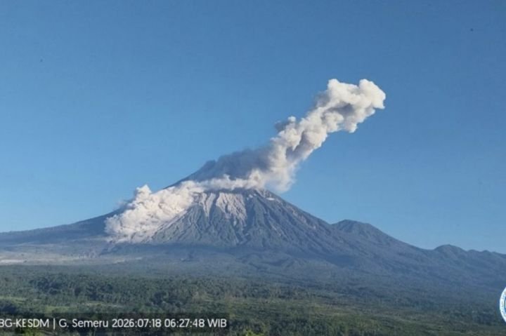 A pyroclastic flow descends 3.5 kilometres towards Besuk Kobokan as Mount Semeru erupts in East Java on July 18, 2026. (ANTARA/HO-PVMBG)
