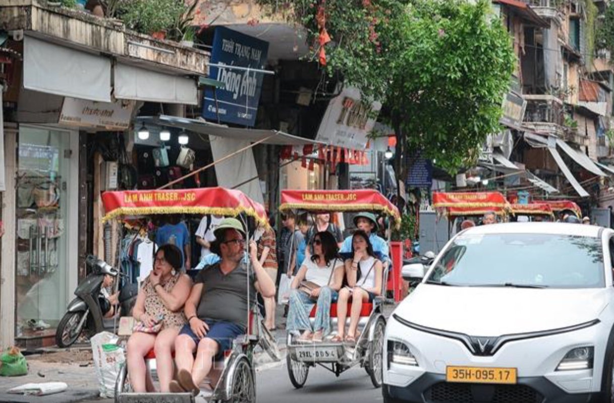 Tourists sightseeing with xich lo (cyclo) in the streets of Hanoi. (VNA Photo)