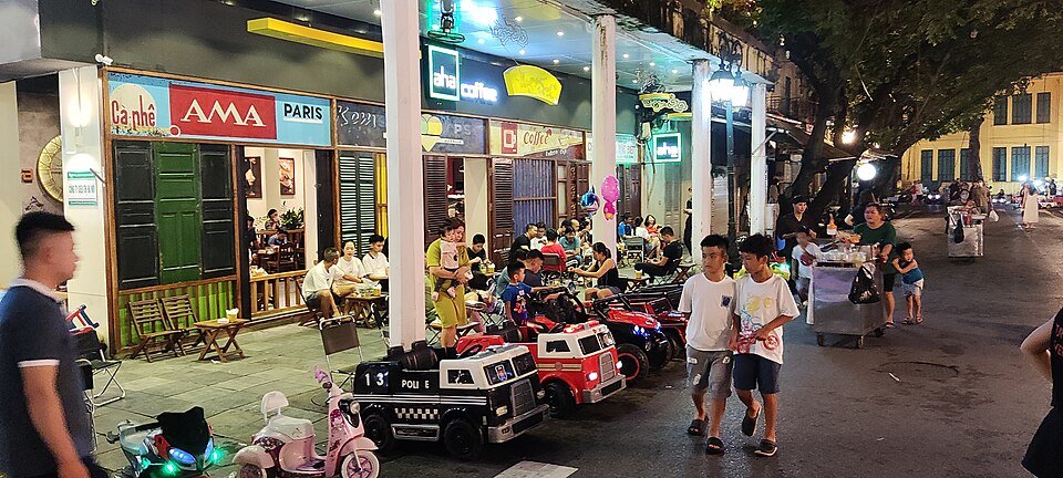 A bustling night-time scene at the Hanoi weekend market. (Wikimedia/Shyamal L.)