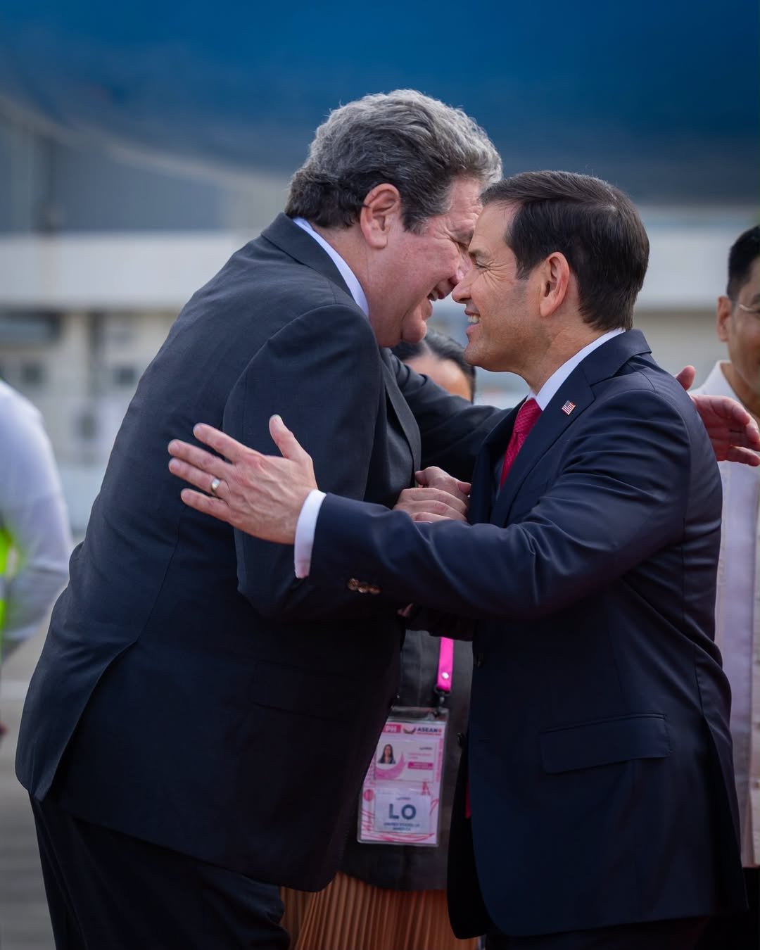 US Ambassador to the Philippines Lee Lipton welcomes US Secretary of State Marco Rubio upon his arrival in Manila on July 21, ahead of ASEAN-related meetings and bilateral talks. (US Embassy of the Philippines)