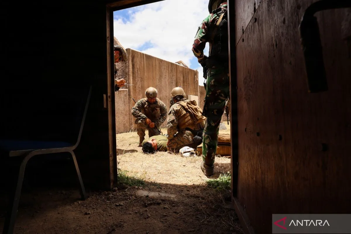 US Marines and Indonesian Navy perform tactical combat casualty care during a joint military exercise. (ANTARA/HO-TNI AL)