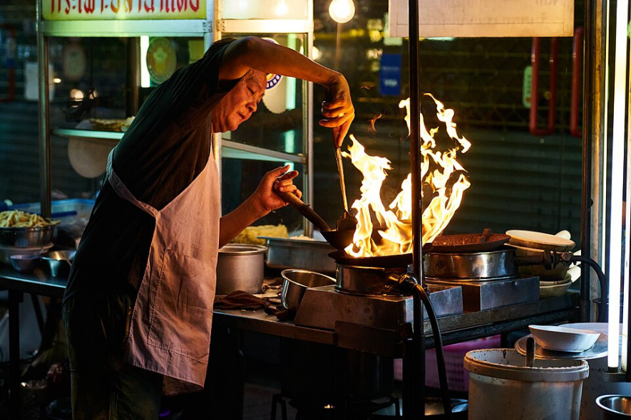 A street food vendor in Bangkok. (Wikimedia/Radek Kucharski)