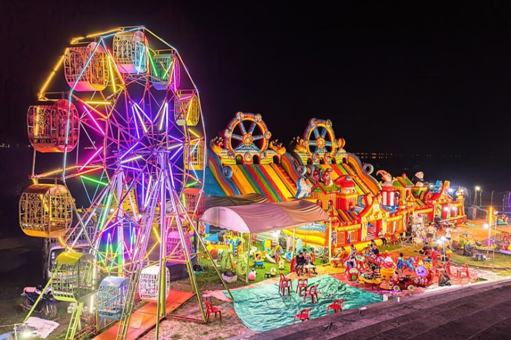 Funfair located near the Mekong river, Vientiane Night Market, Laos. (Basile Morin/Wikimedia)