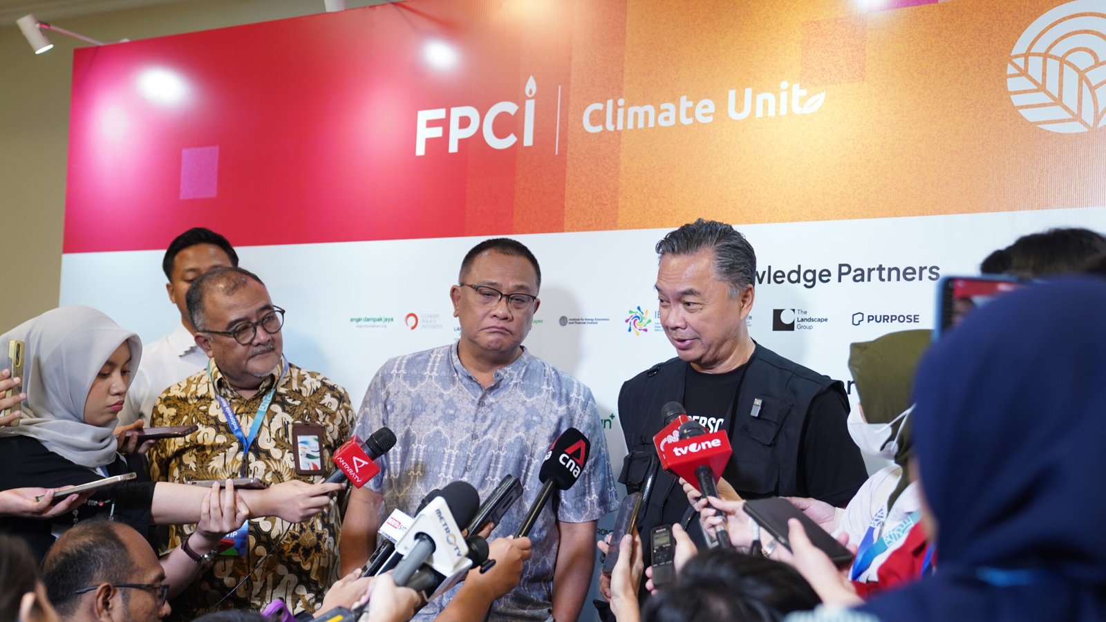 Dino Patti Djalal, Founder and Chairman of FPCI (right), and Moh. Jumhur Hidayat, Indonesia's Minister of Environment, answering a press doorstop during INZS 2026. (Secretariat FPCI)
