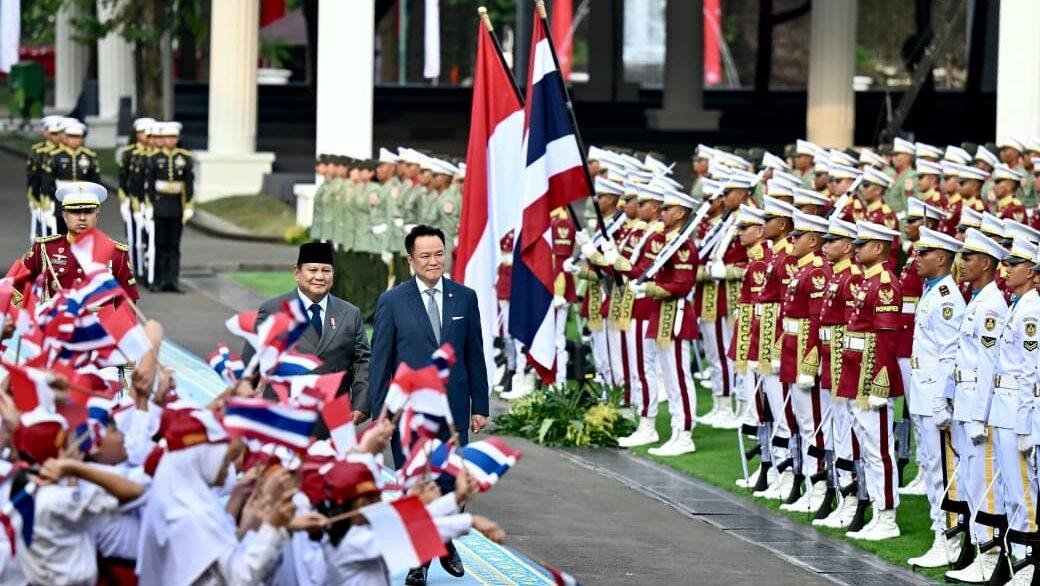 Indonesian President Prabowo Subianto welcomes Thai Prime Minister Anutin Charnvirakul at Merdeka Palace in Jakarta, on August 3, ahead of bilateral meeting. (Cabinet Secretariat of the Republic of Indonesia)