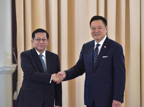 Thai Prime Minister Anutin Charnvirakul and Myanmar President Min Aung Hlaing during a plenary meeting at Government House in Bangkok, Thailand, on August 6. (Thailand Government Public Relations Department)
