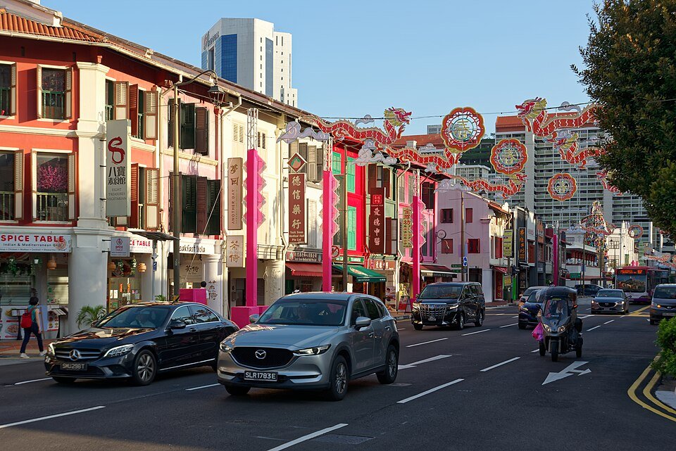 South Bridge Road in Singapore's Chinatown district. (Wikimedia/Jakub Hałun)