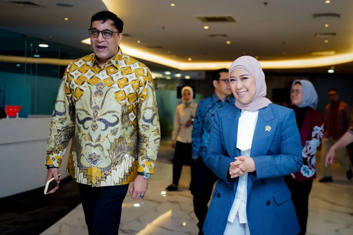 Indonesian Minister of Communication and Digital Affairs Meutya Hafid meets with Indosat Ooredoo Hutchison CEO Vikram Sinha at the Ministry office in Jakarta, on August 7. (Indonesian Ministry of Communication and Digital Affairs).