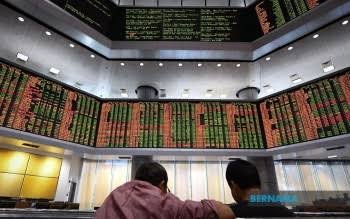 Traders monitor stock movements at Bursa Malaysia (Malaysia Stock Exchange) in Kuala Lumpur. (Bernama)