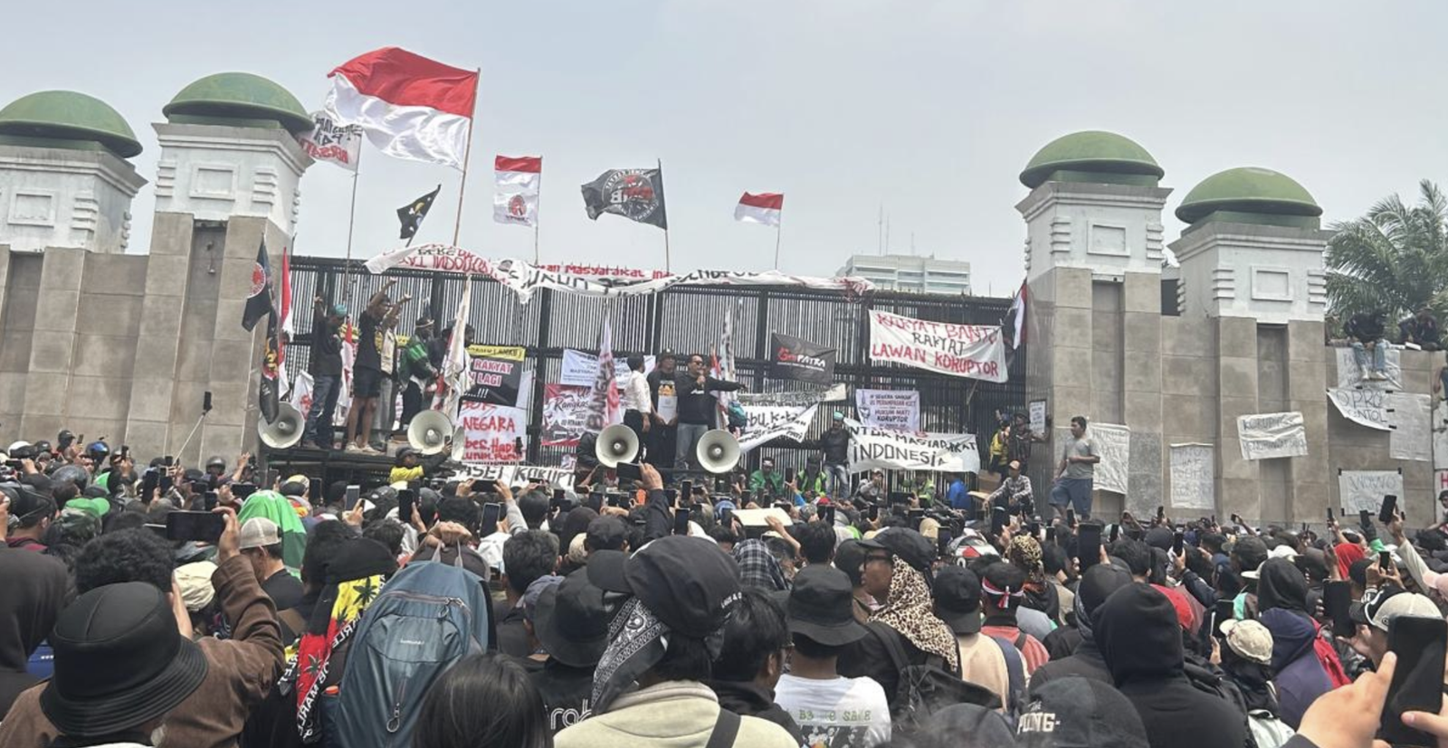 Demonstrators in front of the Indonesian House of Representatives (DPR) in Jakarta during the protest demanding the enactment of the Asset Forfeiture Bill on August 27, 2026. (Heri Latief)
