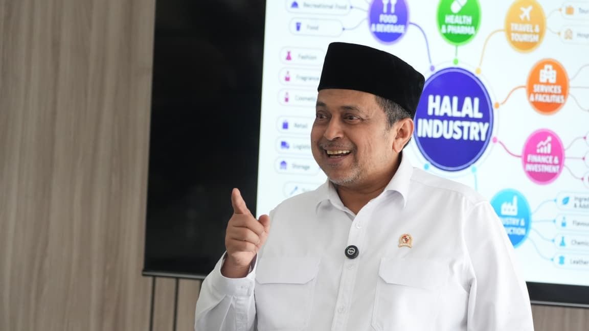 Head of Indonesia's Halal Product Assurance Agency (BPJPH) Ahmad Haikal Hasan speaks at a public discussion on the halal industry on August 24. (BPJPH)