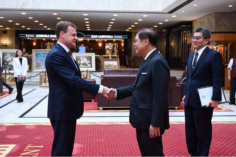 Thai Deputy Prime Minister and Foreign Minister Sihasak Phuangketkeow meets Russian officials in Moscow on August 13. (Ministry of Foreign Affairs-Thailand)