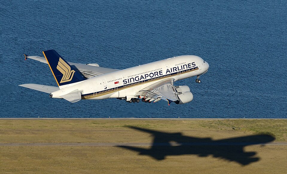 A Singapore Airlines Airbus A380 takes off. (Wikimedia/Damien Aiello)