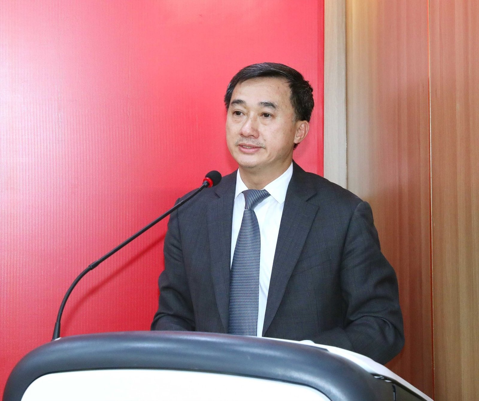 Vietnamese Ministry of Health Deputy Minister Trần Văn Thuấn speaks during a public event. (Vietnam General Confederation Labor/Phoung Hoa)