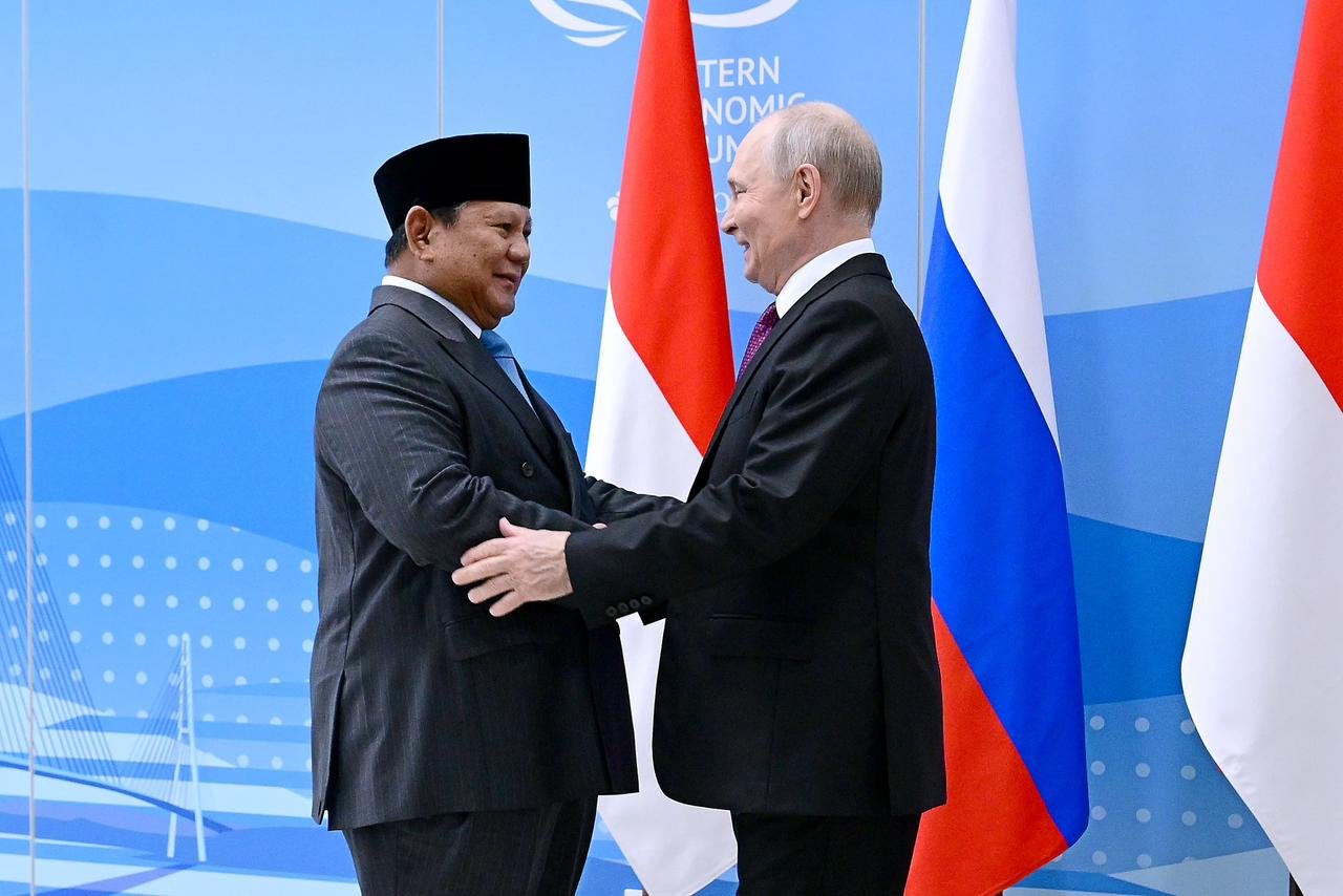 Indonesian President Prabowo Subianto and Russian President Vladimir Putin on the sidelines of the 11th Eastern Economic Forum, on September 3. (BPMI Setpres)