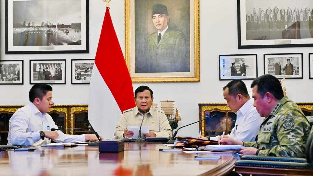 Indonesian President Prabowo Subianto leads a meeting on disaster preparedness and mitigation on September 7. (BPMI Setpres/Laily Rachev)