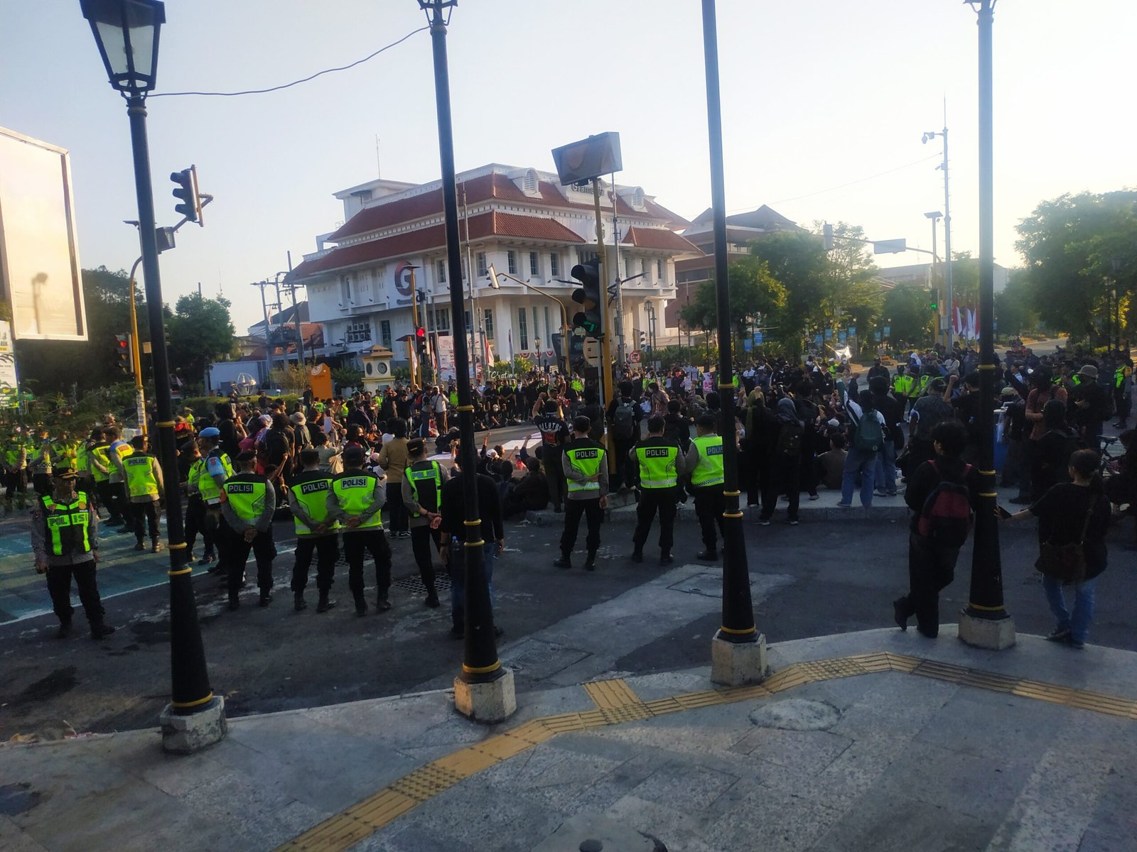 Demonstrators from UGM campus, the UGM Student Alliance, UPN “Veteran” Yogyakarta, Yogyakarta State University (UNY) and other universities gathering to protest in Yogyakarta, Indonesia on September 1. (SEA Daily/Hananto Satyo)