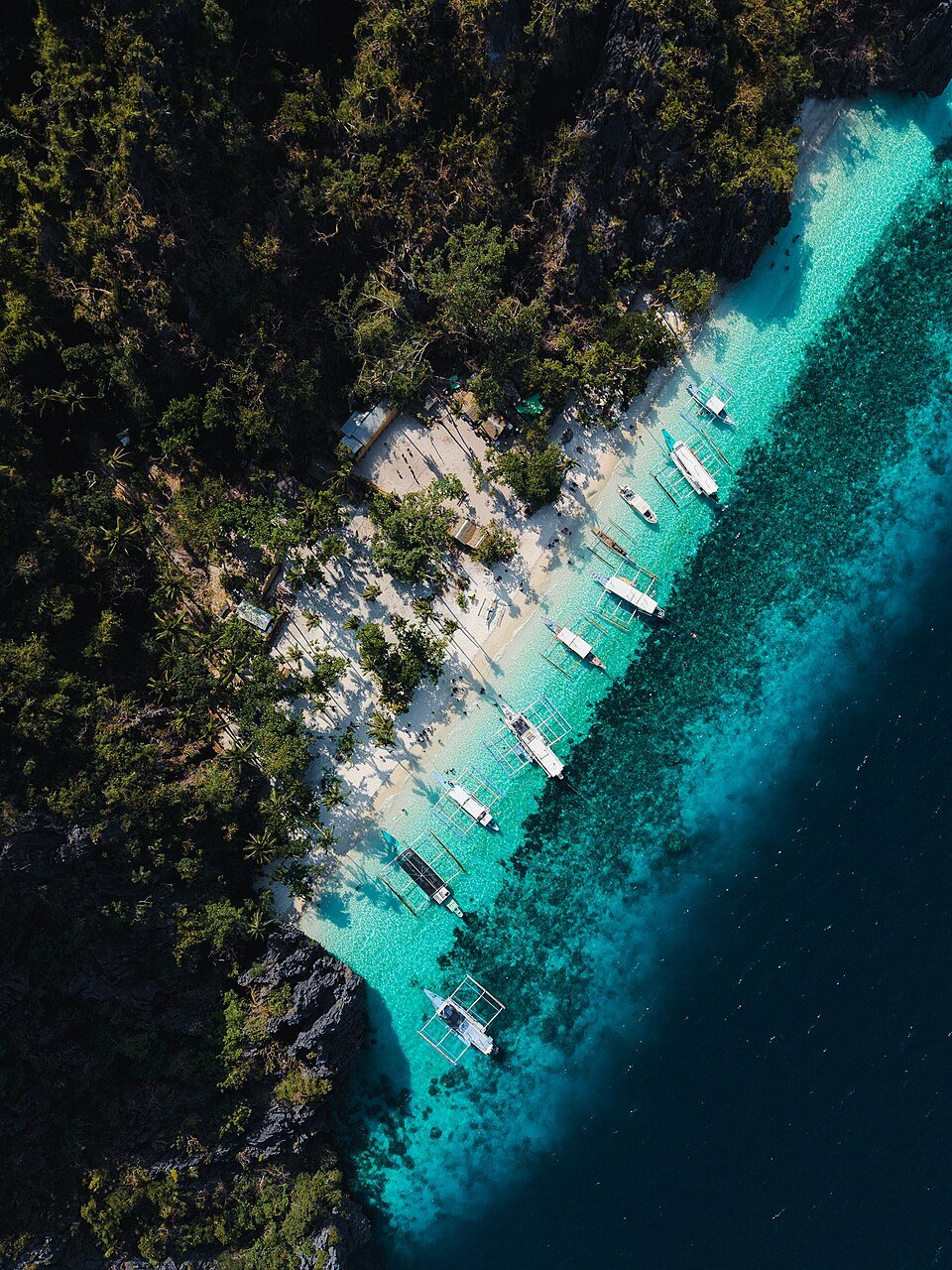 Entalula Beach on Entalula Island, part of the Bacuit Archipelago in El Nido, Palawan, Philippines. (Wikimedia/Micluna)