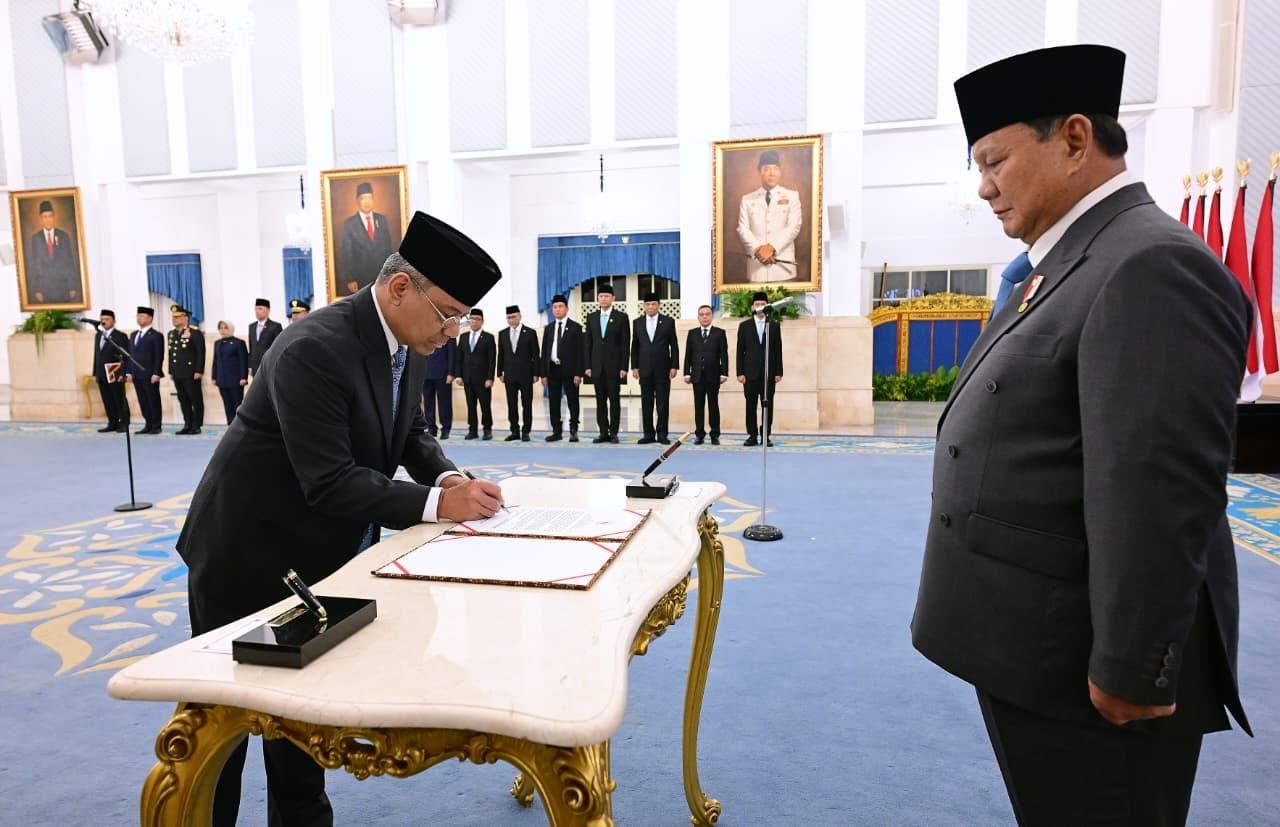 Indonesian President Prabowo Subianto attends the swearing-in of new Finance Minister Suahasil Nazara at the State Palace. (Kementerian Sekretariat Negara)