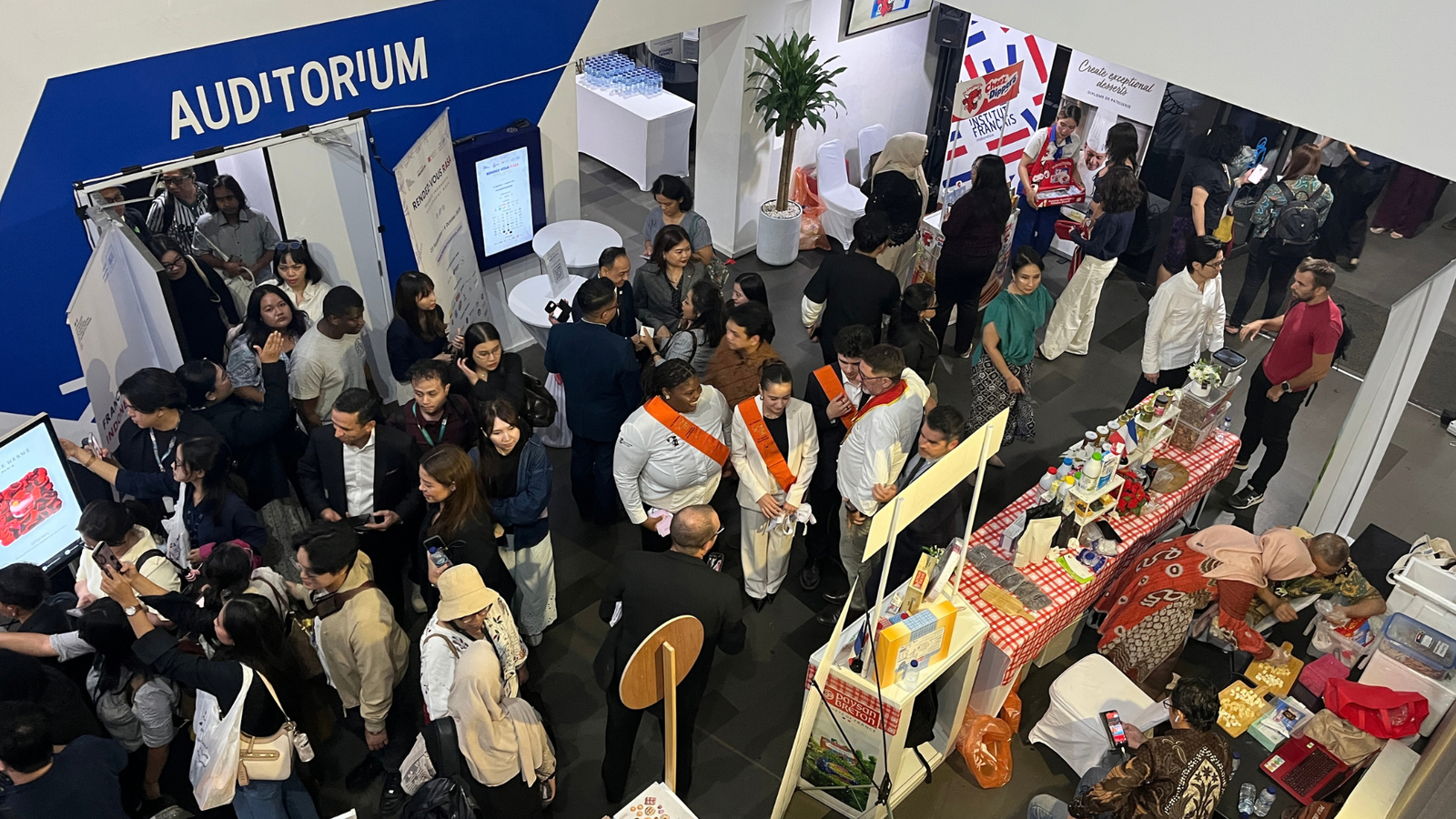 A lively crowd comes together to celebrate the flavours and culture of Rendez-Vous Rasa 2026 from September 23 to October 4, 2026. (SEA Daily/ Sadina Aimee)
