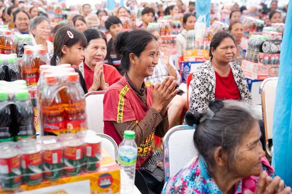 Flood-affected families in Batambang City received emergency aid on October 5, 2026 distributed by official authorities as part of the province’s continuing response. (Agence Kampuchea Press)