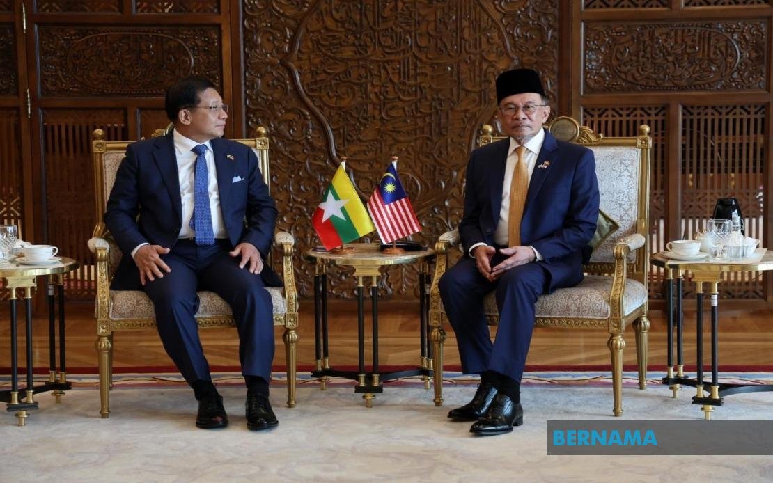 Malaysian Prime Minister Anwar Ibrahim (right) and Myanmar President Min Aung Hlaing (left) held talks about bilateral relations and regional engagement on October 8. (Bernama)