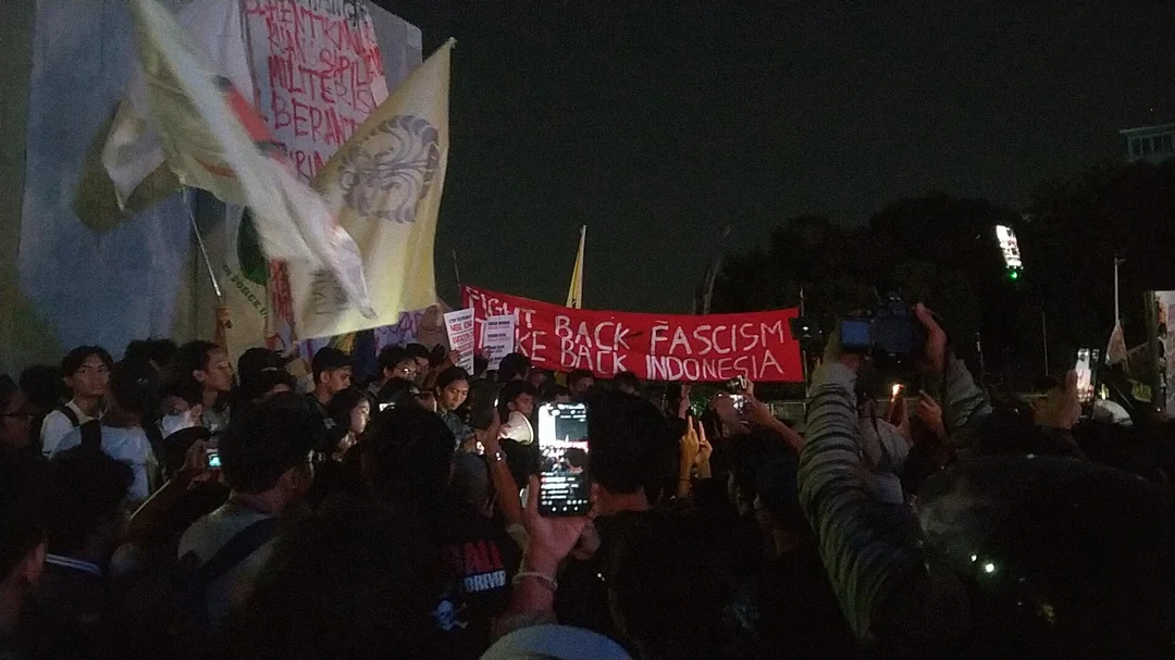 Demonstrators gather during a nighttime protest in Indonesia on 20 October. (Daniel Anak Budi)
