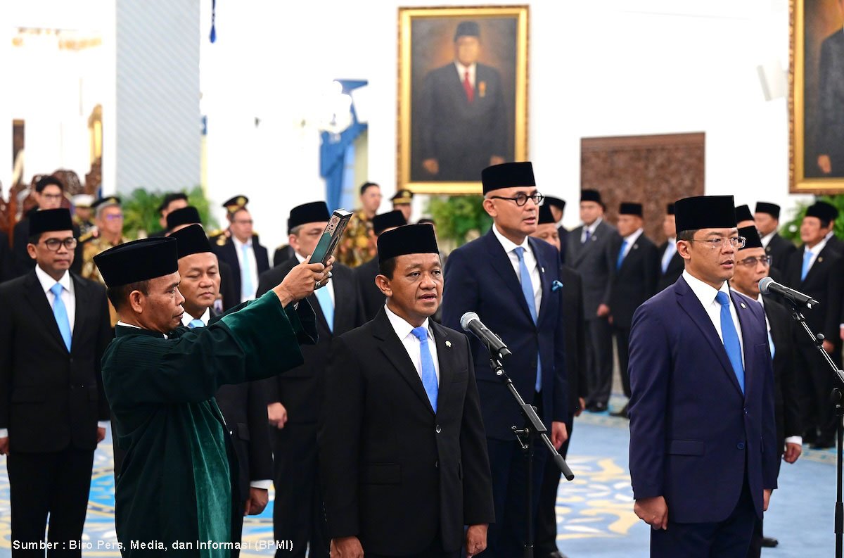 Indonesian President Prabowo Subianto inaugurates Bahlil Lahadalia as Coordinating Minister for Downstream Industries and Energy Transition at the State Palace in Jakarta, on October 1, 2026. (Indonesian Ministry of Energy and Mineral Resources)